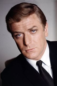 Michael Caine interpreta Jake Mellows