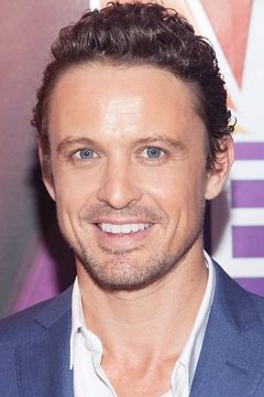 David Lyons interpreta Simon Brenner