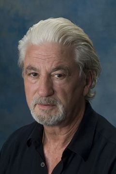 Marco St. John interpreta Older Man