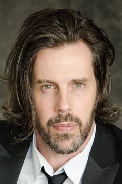 Justin Michael Carriere interpreta Jim Mackie