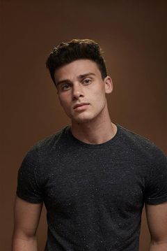 Sam Wexler interpreta Eddie Leigh
