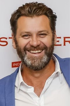 Morné Visser interpreta Reporter