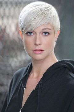 Jessica Alexandra Green interpreta Woman Caroler