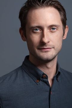 Brandon Bales interpreta CIA Agent