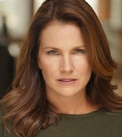 Dawn-Marie Whelan interpreta Flight Attendant Trainee Anne (uncredited)