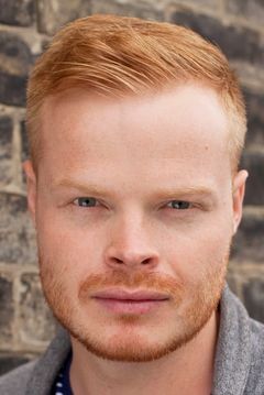 Paul Johnston interpreta Bearded Scott