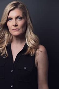 Erin Matthews interpreta Flight Attendant