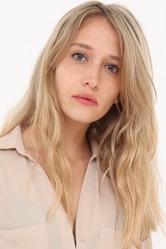 Kelsey Egan interpreta Cat