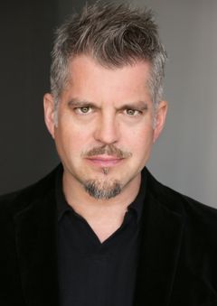 Jesse Henecke interpreta Attorney