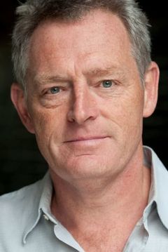 Michael Simkins interpreta Ensemble Performer
