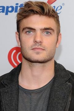 Alex Roe interpreta Evan Walker