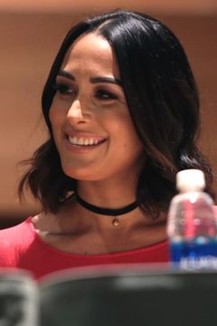 Brie Bella interpreta Wedding Guest (uncredited)