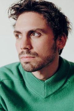 Taro Emir Tekin interpreta Arif