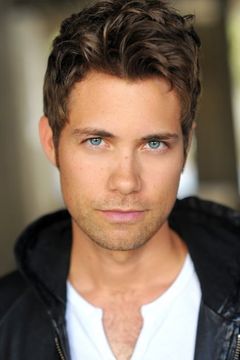 Drew Seeley interpreta Joey Parker