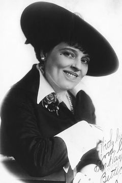 Betty Scott interpreta Chorus Girl (uncredited)