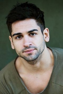 Daniel Rodic interpreta Nikos