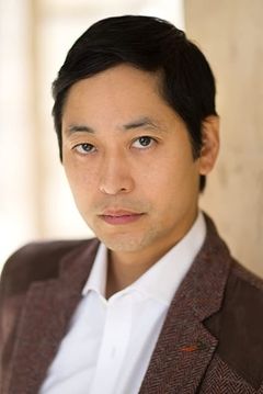 Chike Chan interpreta Chinese Police Officer