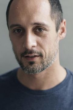 Daniele Parisi interpreta Attilio