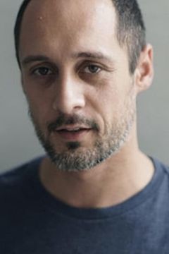 Daniele Parisi interpreta Primo