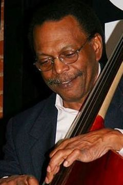 Clarence Robinson interpreta Lighthouse Bass Player (uncredited)