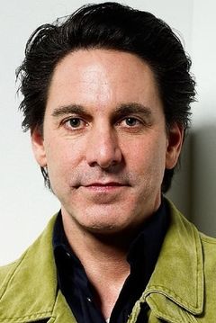 Scott Cohen interpreta Nico Careles