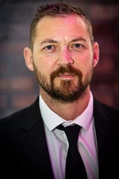 Lee Shone interpreta Yuppie