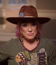 Tanya Tucker interpreta Qualen's daughter