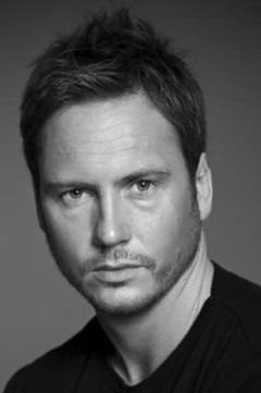 Matt Devere interpreta Tall Soldier