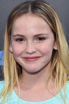 Talitha Bateman interpreta Nora Spier