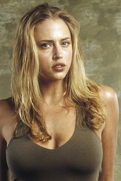 Estella Warren interpreta Sophia Simone
