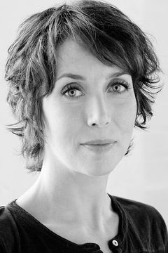 Nathalie Cuzner interpreta PZ-4CO (uncredited)