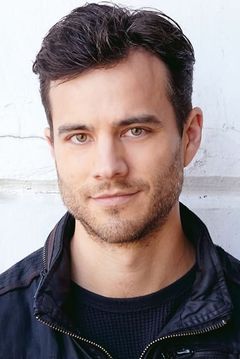 Kristopher Turner interpreta Dr. Gavin Murphy