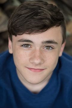 Chase Anderson interpreta Softball Sibling (uncredited)