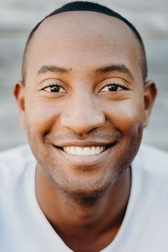 Tenaj Williams interpreta Tommy