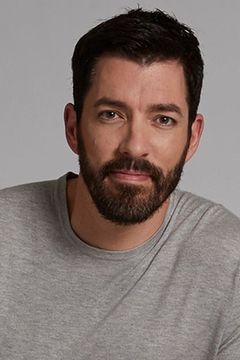 Drew Scott interpreta Chris