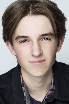 Ryder Dueck interpreta Frankenstein Mask Boy