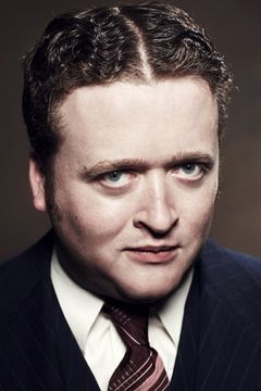 Neil Casey interpreta Mr. Murray