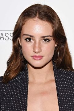 Grace Van Patten interpreta Zoe