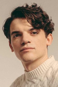 Edward Bluemel interpreta Marcus Whitmore
