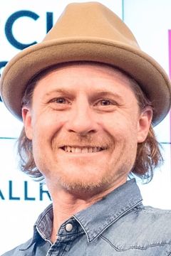 Danny Cooksey interpreta Brett / Chet (voice)