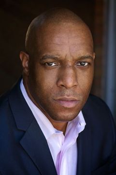 Bryan Pitts interpreta Chairman