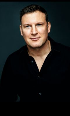 Adam Ratcliffe interpreta ICE Agent (uncredited)