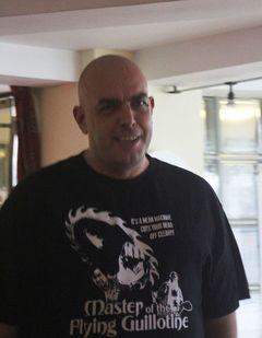 Mike Leeder interpreta Slave boss