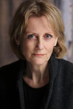 Jessica Turner interpreta Mrs. Rowe