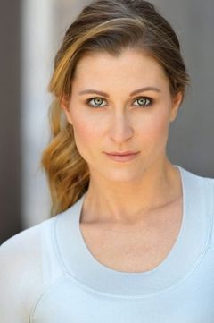 Gabrielle Stone interpreta Svetlana