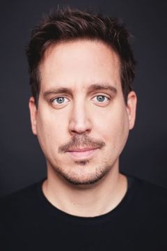 Benoît Mauffette interpreta Rude French Waiter