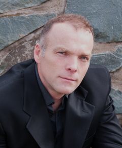 Hugh Thompson interpreta Jeb