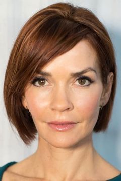 Nathalie Boltt interpreta Penelope Blossom