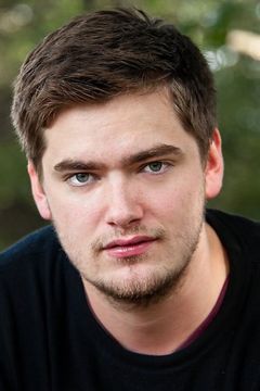 Corey Schmitt interpreta Fisnik