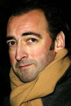 Alistair McGowan interpreta Nico